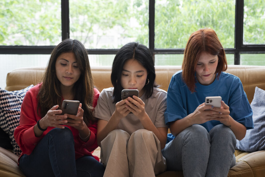 medium-shot-women-holding-smartphones